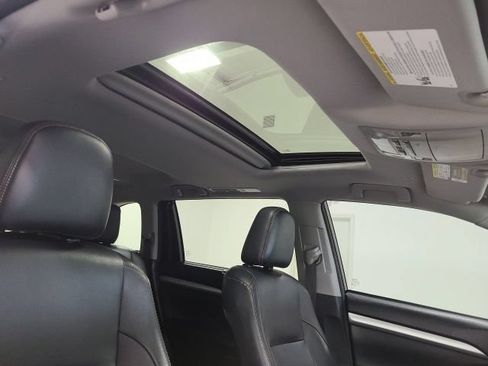 Used 2018 Toyota Highlander XLE AWD/4WD image 8