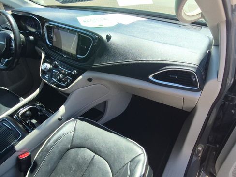 Used 2022 Chrysler Pacifica Limited FWD image 34