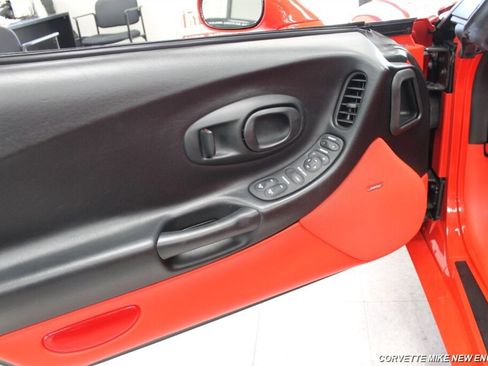 Used 2004 Chevrolet Corvette Convertible w/ Preferred Equipment Group image 27