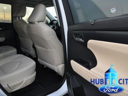 Used 2023 Toyota Highlander XLE image 15