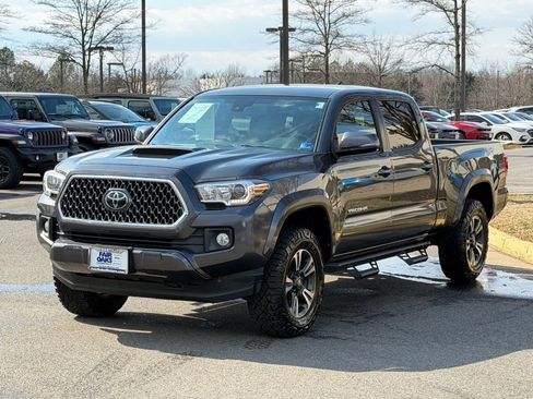 Used 2019 Toyota Tacoma TRD Sport image 3