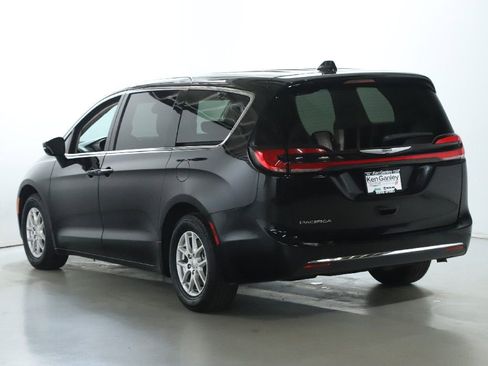 Used 2024 Chrysler Pacifica Touring-L image 40