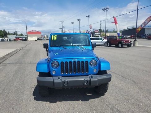 Used 2015 Jeep Wrangler Unlimited Sahara w/ Connectivity Group AWD/4WD image 3