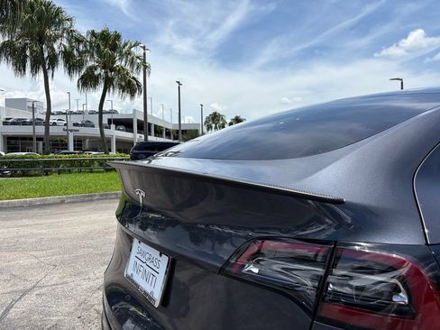 Used 2022 Tesla Model Y Performance AWD/4WD image 9