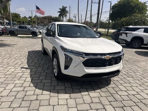 Used 2025 Chevrolet Trax LS FWD image 17