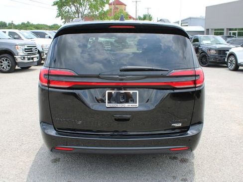 Used 2025 Chrysler Pacifica Limited FWD image 6