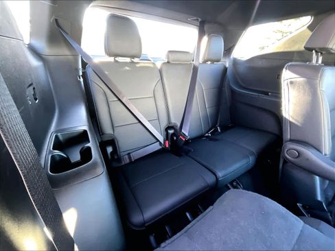 Used 2025 Chevrolet Traverse LT image 16