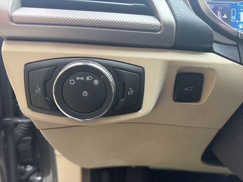 Used 2016 Ford Fusion SE FWD image 15