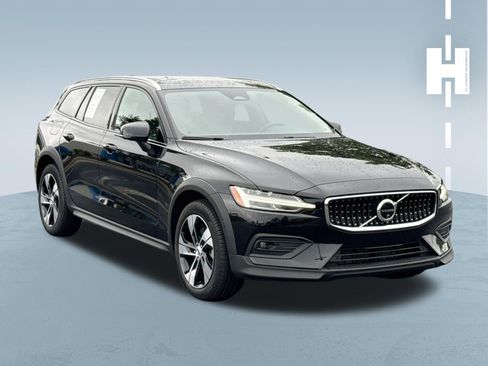 Used 2025 Volvo V60 B5 Cross Country Plus AWD/4WD image 1