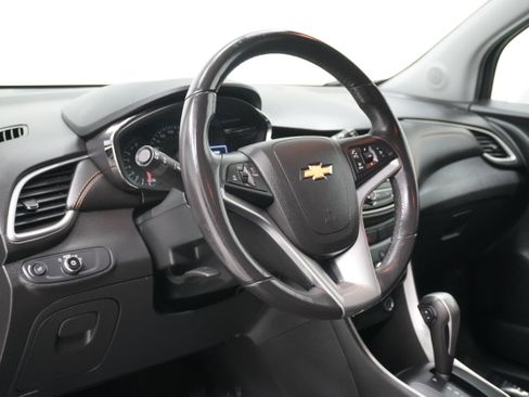 Used 2020 Chevrolet Trax LT w/ LT Convenience Package image 9