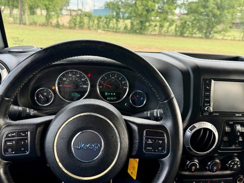 Used 2015 Jeep Wrangler Unlimited Sahara w/ Max Tow Package AWD/4WD image 18