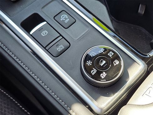 Certified 2024 Nissan Pathfinder SV image 27