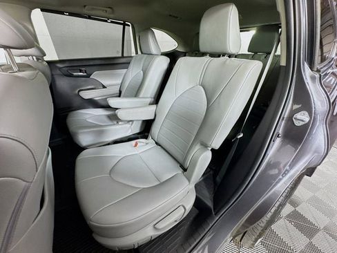 Used 2022 Toyota Highlander XLE image 24