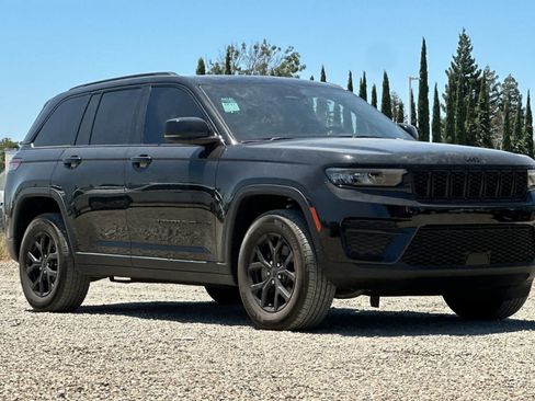 Used 2024 Jeep Grand Cherokee Altitude RWD image 10