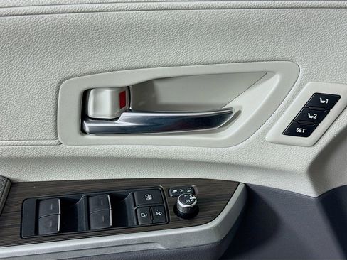 Used 2024 Toyota Sienna Limited image 21