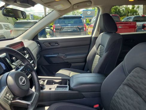 Used 2025 Nissan Pathfinder SV FWD image 20