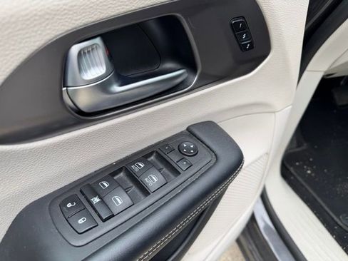 Used 2023 Chrysler Pacifica Touring-L FWD image 17