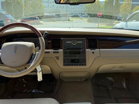 Used 2011 Lincoln Town Car Signature Limited RWD image 25