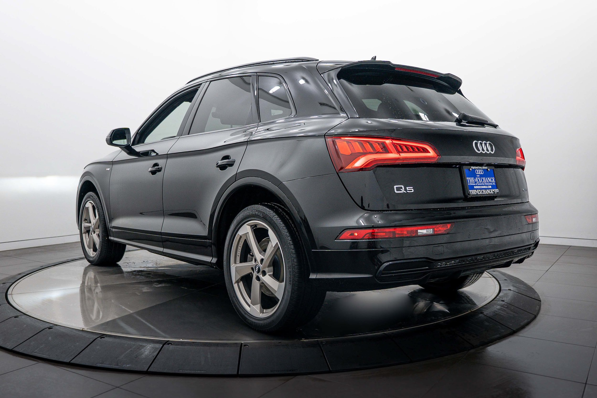 Used 2020 Audi Q5 2.0T Titanium Premium Plus w/ Premium Plus Package AWD/4WD image 5