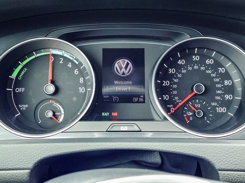 Used 2017 Volkswagen e-Golf SE w/ DC Fast Charging Package image 12