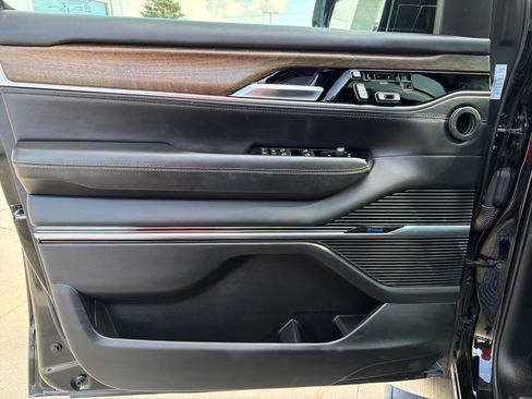 Used 2023 Jeep Grand Wagoneer Series II w/ Flexible Seating Group AWD/4WD image 12