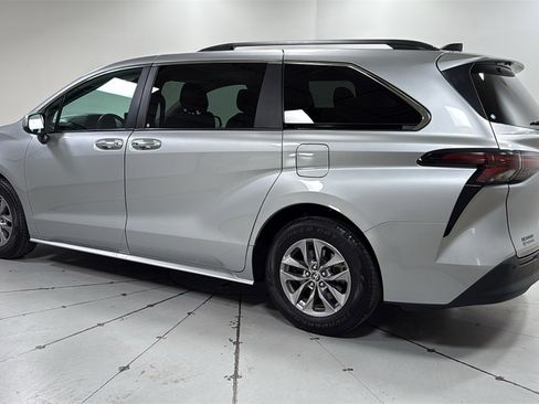Used 2024 Toyota Sienna XLE image 7