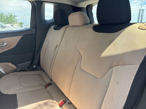 Used 2015 Jeep Renegade Latitude FWD image 15