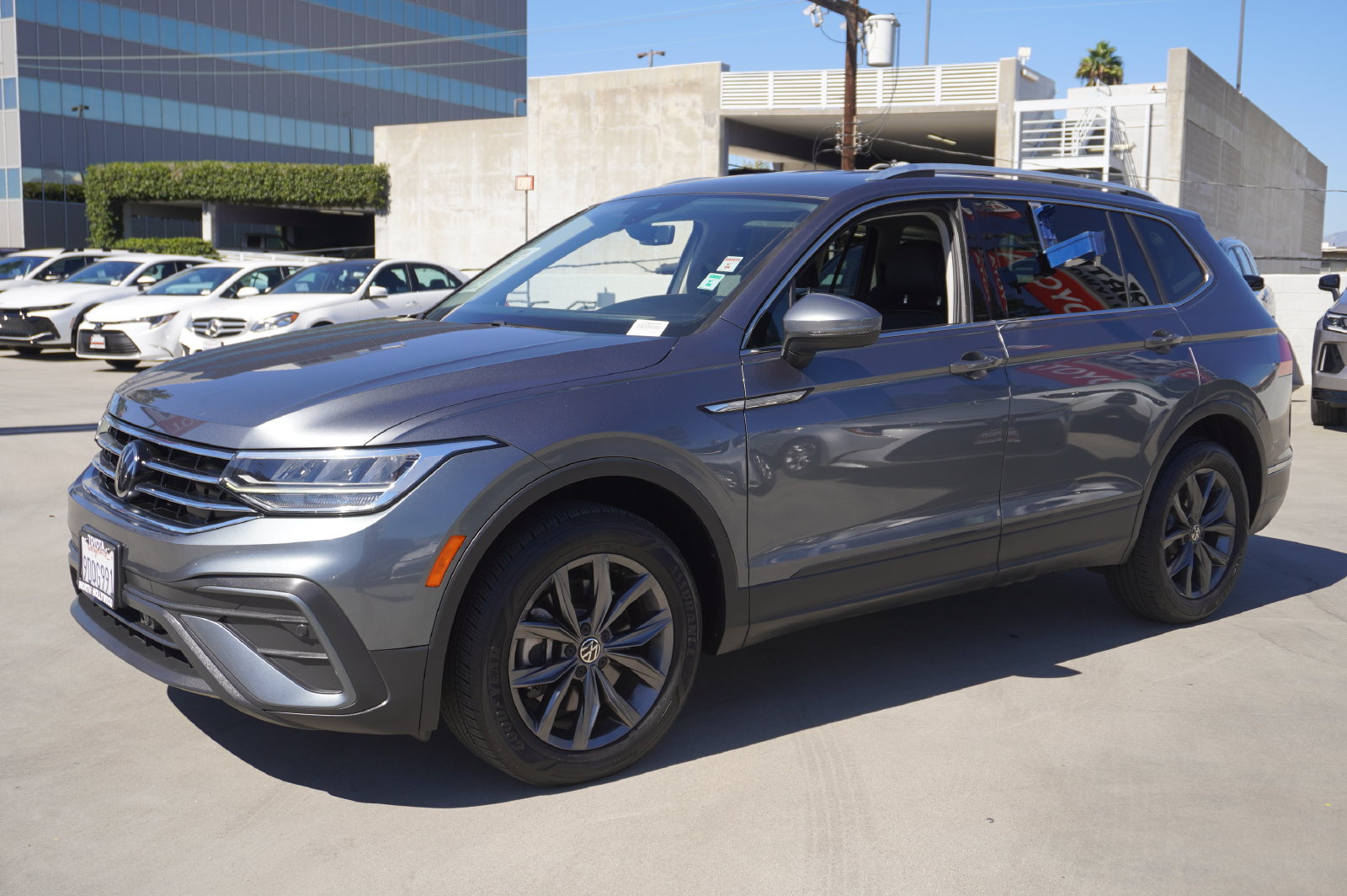Used 2022 Volkswagen Tiguan SE FWD image 4
