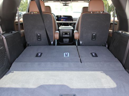 Used 2025 Chevrolet Tahoe High Country AWD/4WD image 13