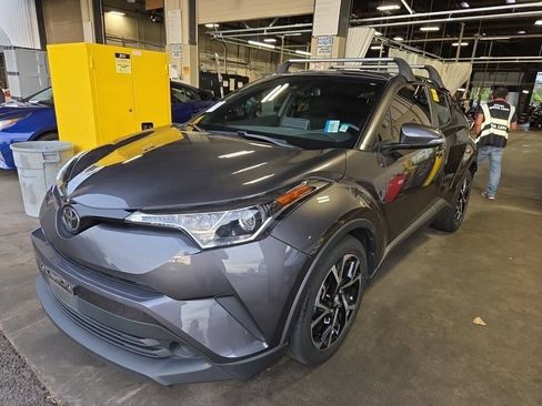 Used 2019 Toyota C-HR XLE FWD image 1