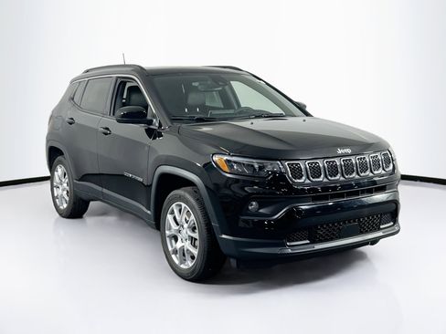 Used 2023 Jeep Compass Latitude w/ Sun and Sound Group AWD/4WD image 3