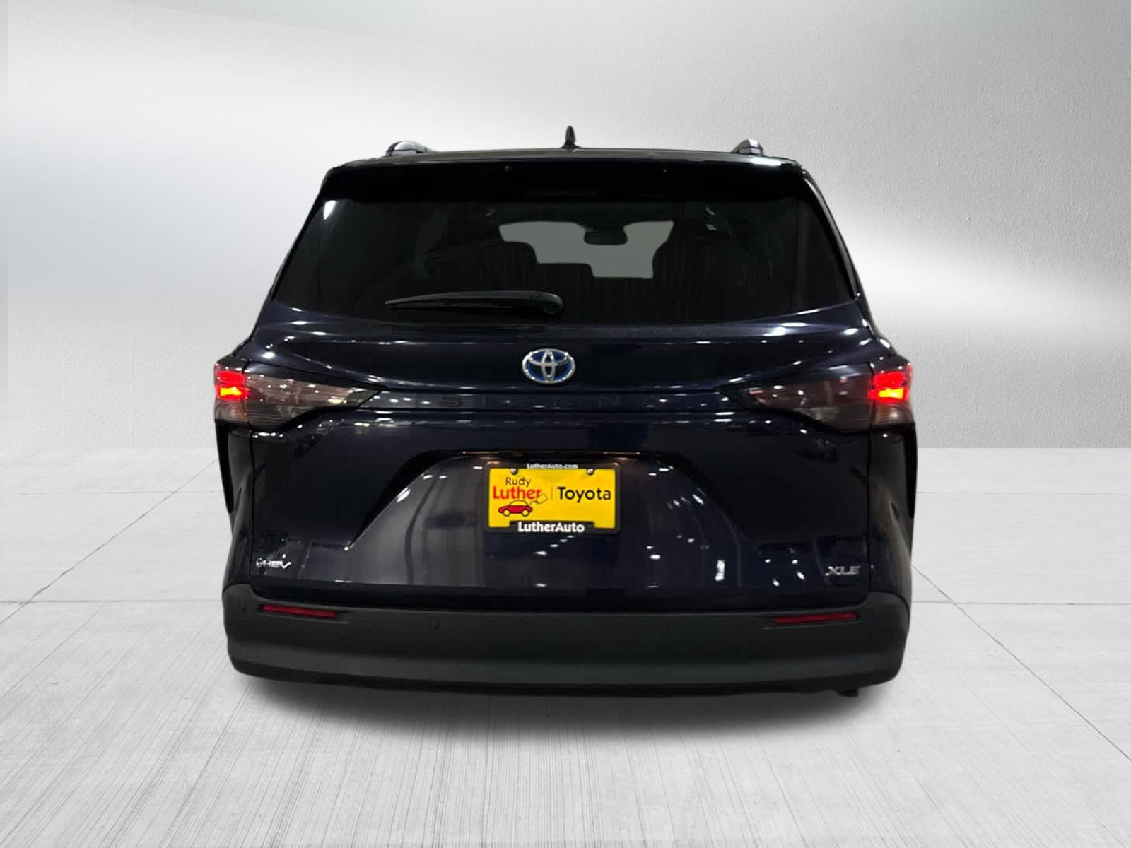 Certified 2025 Toyota Sienna XLE FWD image 5