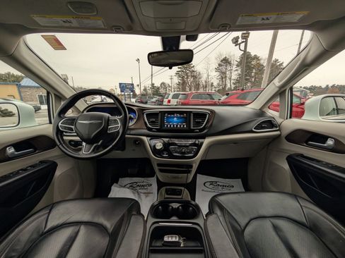 Used 2018 Chrysler Pacifica Touring-L image 2