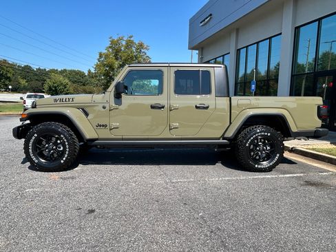 New 2025 Jeep Gladiator Willys image 2