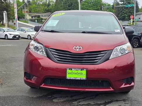 Used 2011 Toyota Sienna w/ Towing Pkg FWD image 2