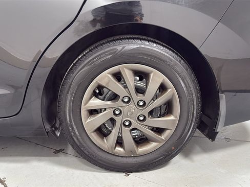 Used 2017 Hyundai Elantra SE w/ Cargo Package image 23