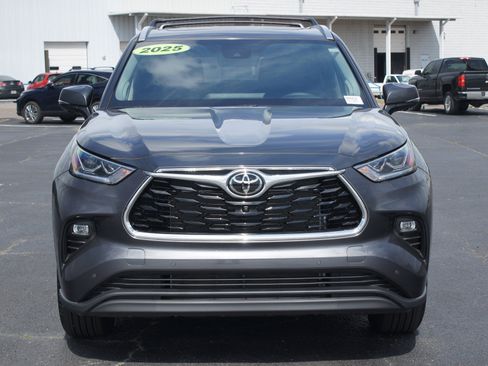 Used 2025 Toyota Highlander Limited image 26