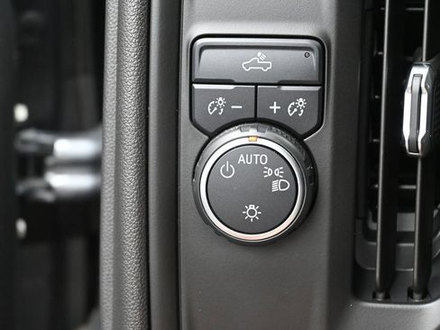 Used 2020 Chevrolet Silverado 1500 Custom w/ Custom Value Package image 14