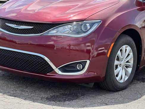 Used 2017 Chrysler Pacifica Touring-L FWD image 8