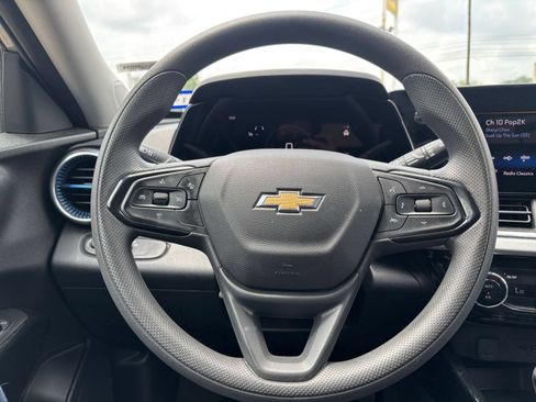 Used 2025 Chevrolet Trax LT FWD image 27