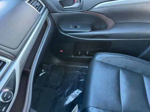 Used 2019 Toyota Highlander Limited image 24