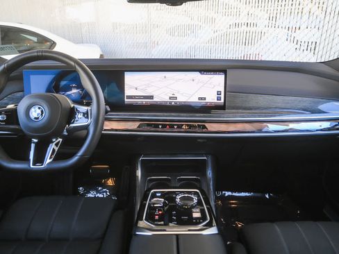 Used 2025 BMW i7 eDrive50 w/ M Sport Package image 9