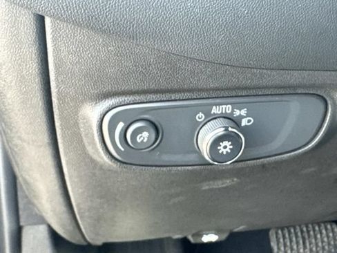 Used 2023 Chevrolet Equinox LT FWD image 32