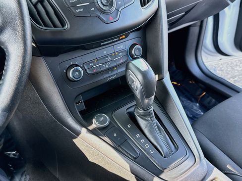 Used 2015 Ford Focus SE w/ SE Cold Weather Package FWD image 18