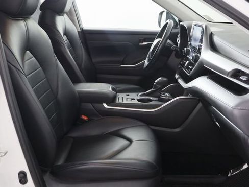 Used 2022 Toyota Highlander XLE FWD image 19