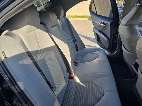 Used 2018 Toyota Camry SE image 11