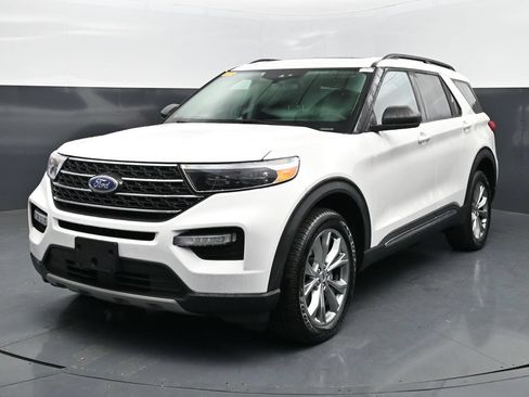 Used 2023 Ford Explorer XLT w/ Equipment Group 202A AWD/4WD image 2