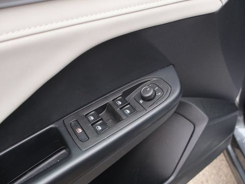 Used 2025 Volkswagen Taos SE FWD image 15