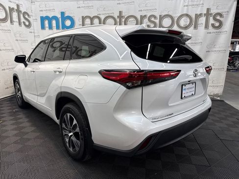 Used 2022 Toyota Highlander XLE AWD/4WD image 4
