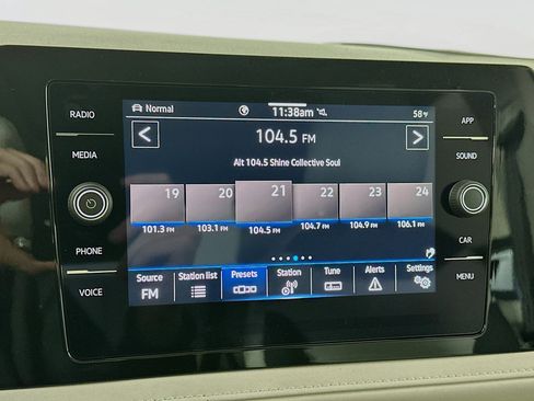 New 2025 Volkswagen Taos SE w/ Panoramic Sunroof Package image 14